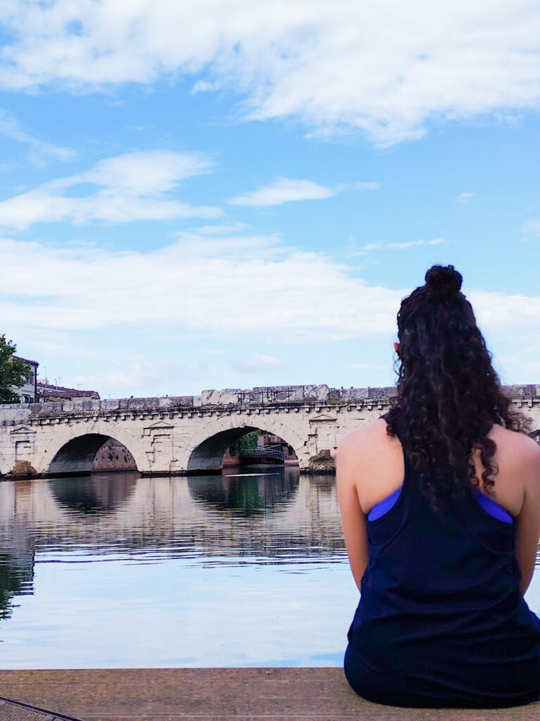 Gio davanti al Ponte di Tiberio