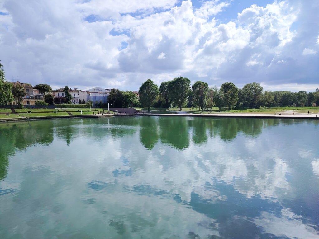 riflessi sulla piazza sull'acqua rimini pet friendly