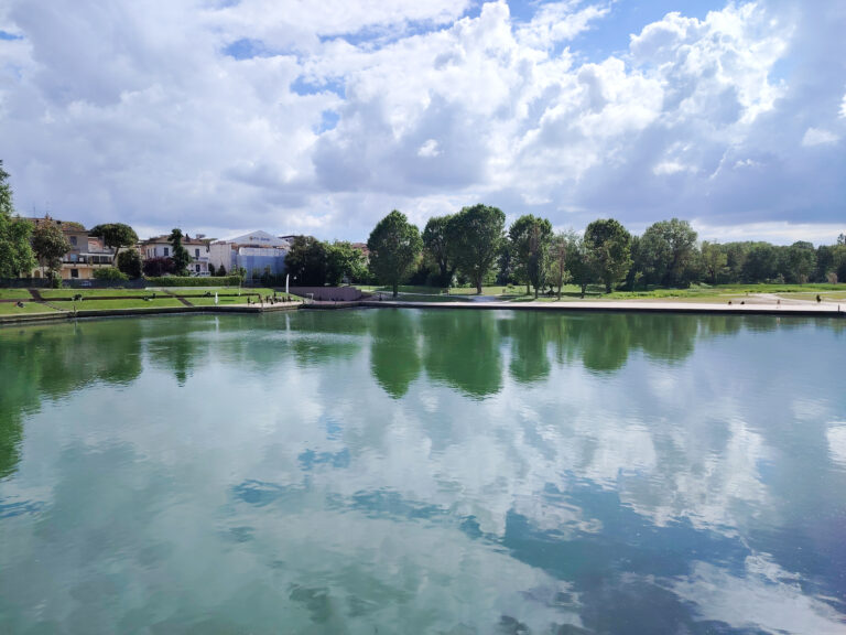 riflessi sulla piazza sull'acqua rimini pet friendly