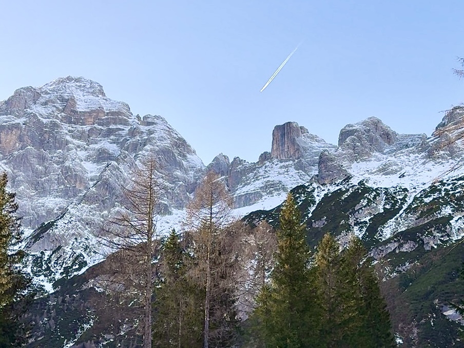 Val-di-Zoldo-con-il-cane-Monte-Civetta